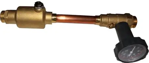 Kupferrohr mit Absperrkugelhahn und Druckmesser, hergestellt von Wolf. Das Produkt dient zur Regulierung von Flüssigkeitsströmen in Rohrleitungen.